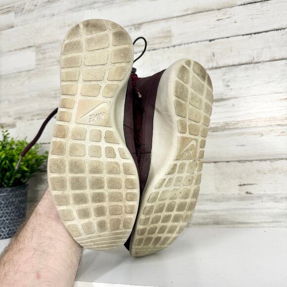 NIKE Women’s Roshe Run Hi Sneaker Boot Ankle Laced Boots Maroon Size 6 - Picture 3 of 7